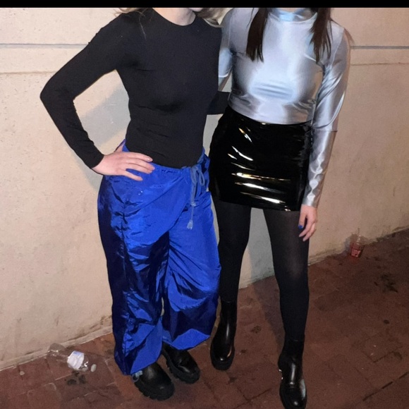 Aritzia Babaton satinette silver long sleeve crop top - Picture 4 of 4